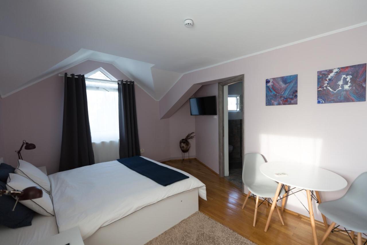 Отель Casa Ris Тыргу-Жиу Экстерьер фото